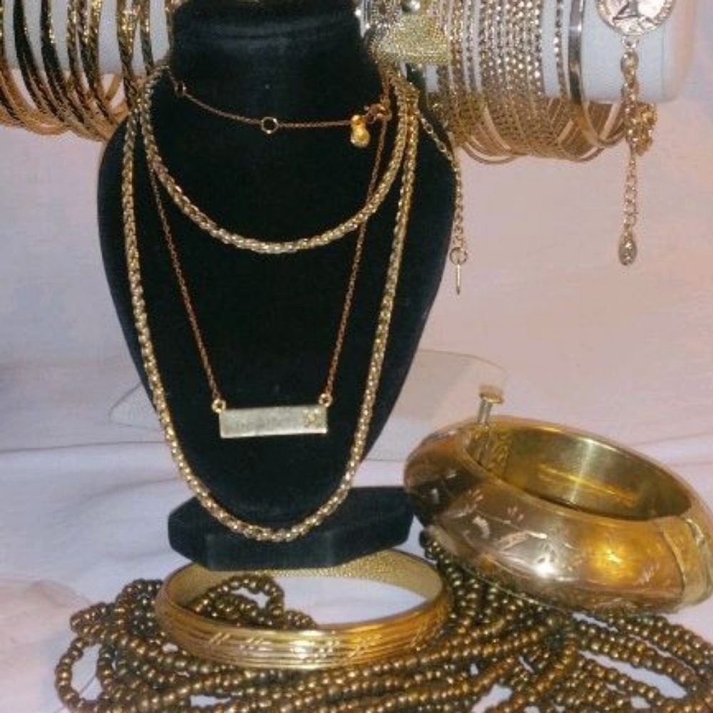 Signed-high-end-goldtone-mixed-jewelry lot